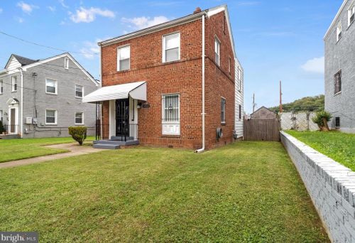 3922 Clay Pl, Washington, DC 20019-3337