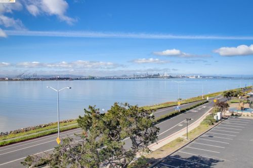 2 Anchor Dr, Oakland CA  94608-1511 exterior