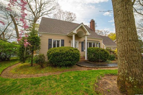 164 Sylvan Rd, Babylon, NY 11703-3613