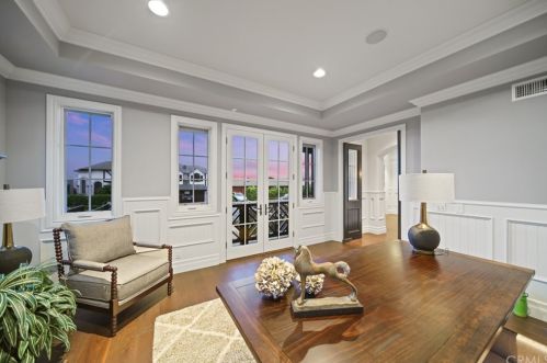 920 Kings Rd, Newport Beach CA  92663-5718 exterior