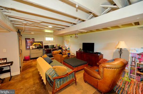 21 Loudoun St, Lovettsville VA  20180-8513 exterior