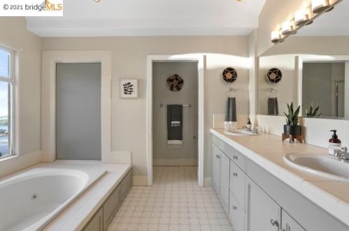 5525 Balboa Dr, Oakland CA 94611-2313 exterior