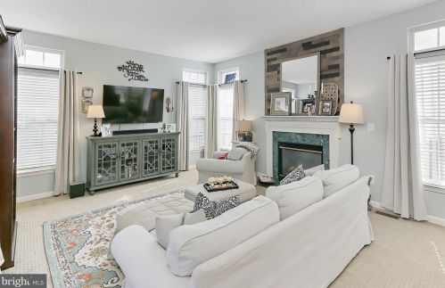 6012 Abernethy Ln, Gainesville VA 20155-4505 exterior