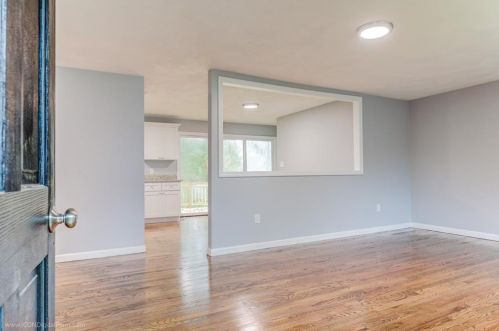 121 Fir Ave, Tiverton RI  02878-1640 exterior