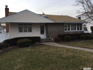 24 Randal Dr, Bethpage, NY 11714-6112