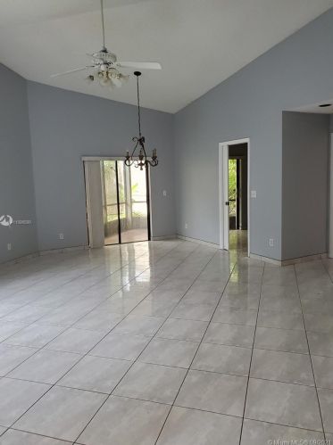 11121 13th St, Hollywood, FL 33025-3548
