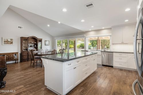 676 Weaver St, Simi Valley CA  93065-4315 exterior