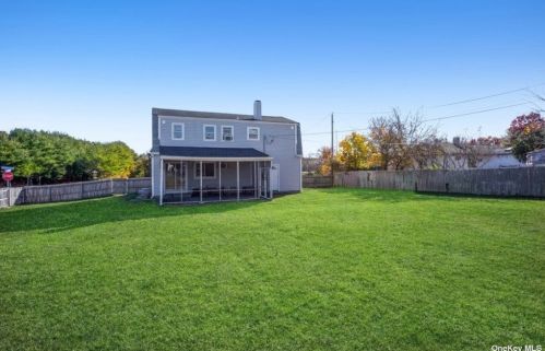 288 Greenbelt Pkwy, Holtsville NY  11742-2231 exterior