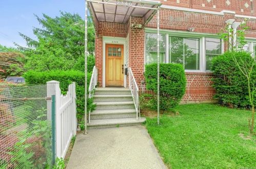 2340 Laconia Ave, Bronx, NY 10469-1441