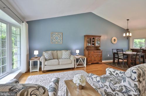 726 Oak Terrace Dr, Prospectville, PA 19002-1812