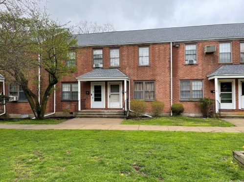 9 Nob Hill Cir, Bridgeport, CT 06610-1815