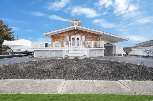 381 Kelp Rd, Copiague, NY 11726-5022