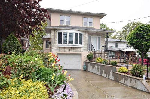 195-40 Keno Ave, Jamaica, NY 11423-1213
