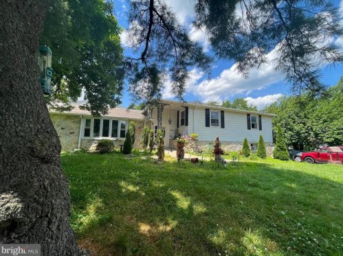 886 Maple Dr, Southampton, PA 18966-4206