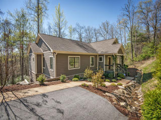 203 Connemara Overlook Dr, Hendersonville, NC 28739-7898