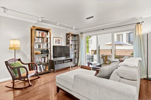 3 Kiwi Cor, Ridgefield, CT 06877-3323