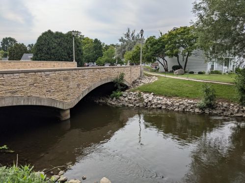 300 Foxwood Dr, Waterford WI  53185-4377 exterior