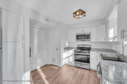 60 Greenwood Loop Rd, Bricktown NJ  08724-1254 exterior