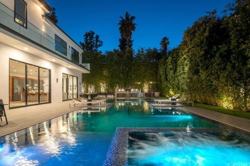 15245 Greenleaf St, Van Nuys CA 91403-4010 exterior