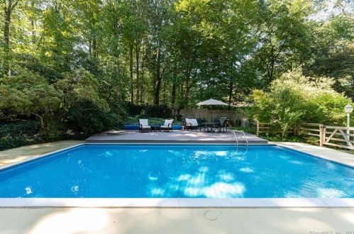24 Twin Hills Rd, Stamford CT  06903-4614 exterior