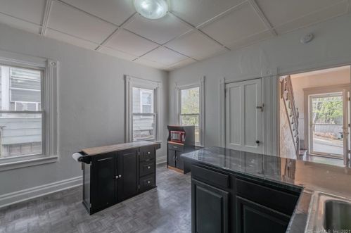 12 Arnold St, Norwich, CT 06360-4521