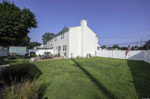 1571 13th St, Babylon NY  11704-3225 exterior