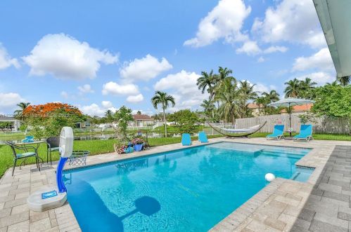 18856 23rd Pl, Hollywood FL  33029-5340 exterior