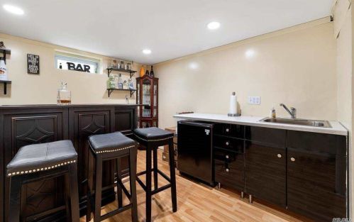 32 Leibrock Ave, North Lindenhurst NY 11757-1825 exterior