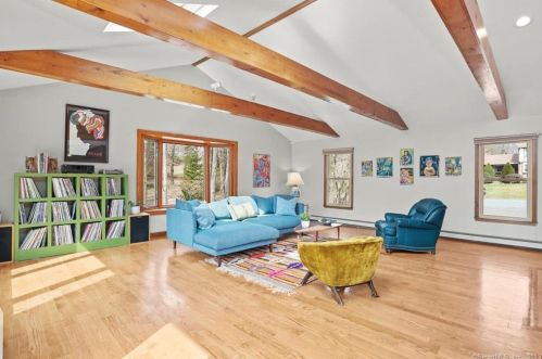 12 Cold Spg Dr, Bridgeport CT 06611-1106 exterior