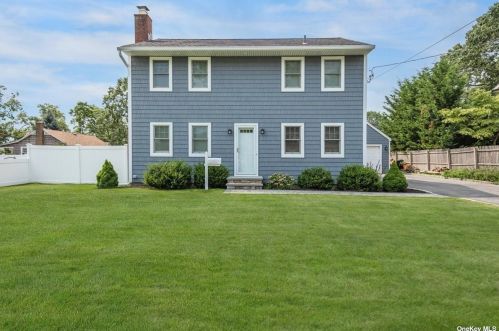 22 Mallar Ave, Bayshore, NY 11706-8918