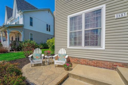 1653 Norman Dr, Sewickley, PA 15143-8558