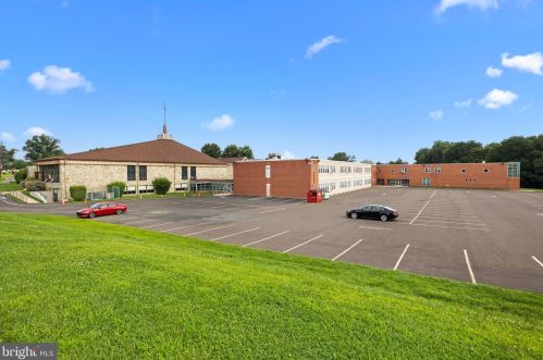 806 Lindenhurst St, Philadelphia, PA 19116-1731