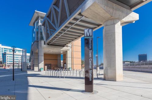 12158 Chancery Sta Cir, Herndon VA 20190-5803 exterior