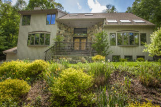 1 Greenridge Dr, Chappaqua, NY 10514-1303