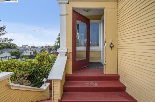 6672 Brann St, Oakland, CA 94605-2015