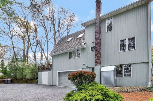 51 Sycamore Rd, San Remo NY  11754-2341 exterior