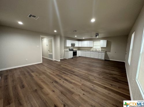 4009 Violet St, Seguin TX  78155-7242 exterior