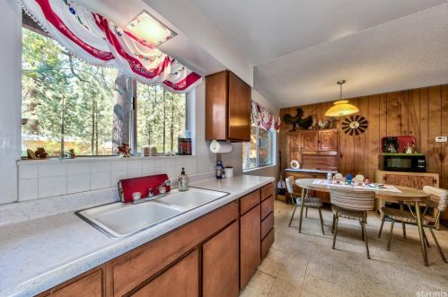 842 Sonoma Ave, South Lake Tahoe CA  96150-2720 exterior