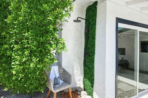 2221 Francis Dr, Palm Springs CA  92262-2553 exterior