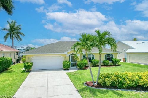 616 35th Pl, Cape Coral, FL 33991-1698