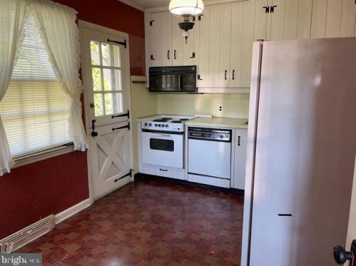 36 Baylor Rd, Trenton, NJ 08610-4140