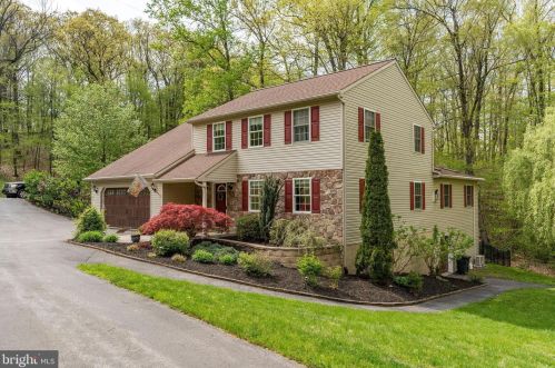 945 Swamp Church Rd, Swartzville, PA 17569-9546