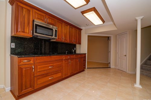 24 Hamlet Dr, Mount Sinai NY  11766-3002 exterior