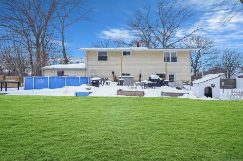 34 Lodge Ln, Strongs Neck, NY 11733-3302