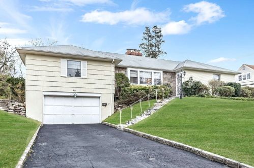 7 Talbot Dr, Great Neck, NY 11020-1418