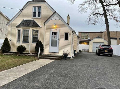 3938 Gilmartin Ln, Seaford, NY 11783-2620