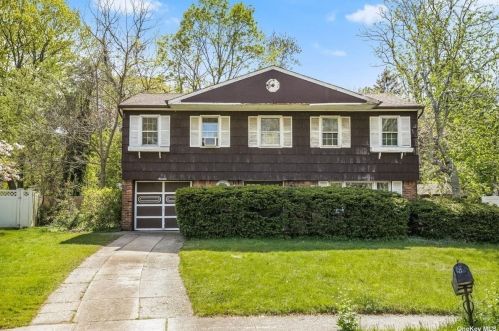 19 Salisbury Dr, Elwood, NY 11731-1340