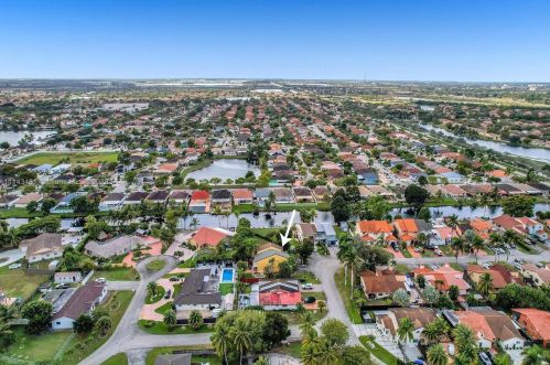 7692 Oakmont Cir, Hialeah FL  33015-2046 exterior