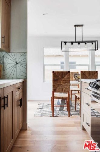 14322 Collins St, Van Nuys CA  91401-4612 exterior