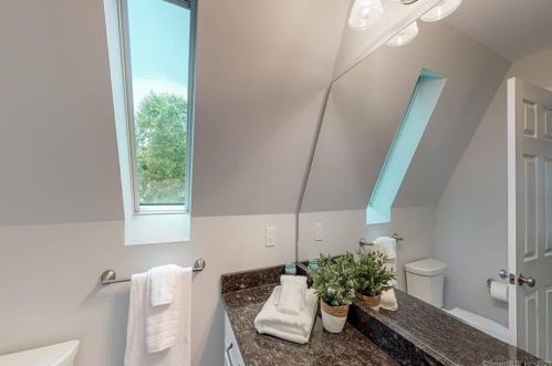 10 Spring Hill Rd, Southington CT  06489-1522 exterior